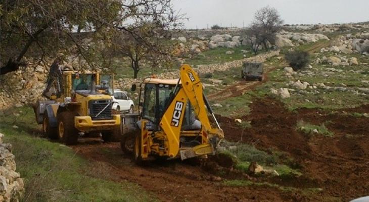 الاحتلال يجرف أراضي شرق بيت لحم