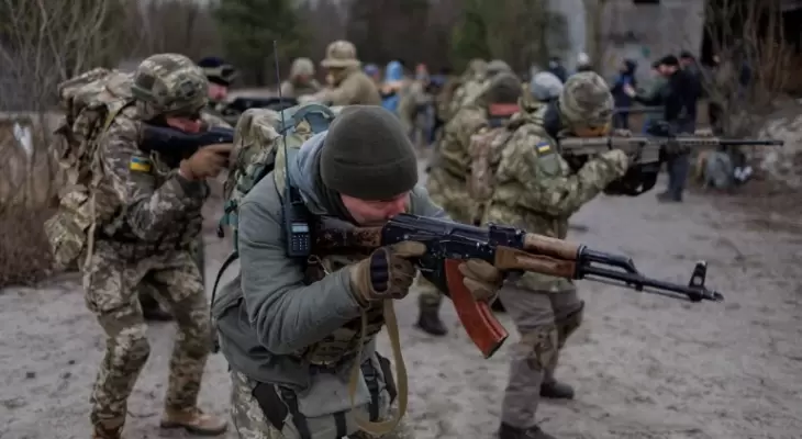 مدنيون في كييف يتلقون تدريبا على السلاح تحسبا للغزو الروسي