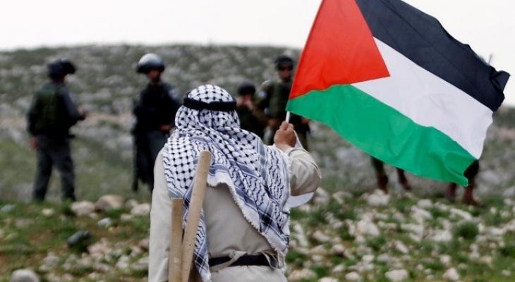 مُسن فلسطيني في مواجهة سلمية لقوات الاحتلال.jpeg
