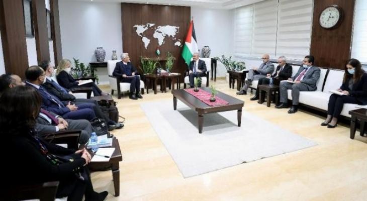 رئيس الوزراء الفلسطيني محمد اشتية خلال ازيارة لوفد من ممثلي البنك الدولي