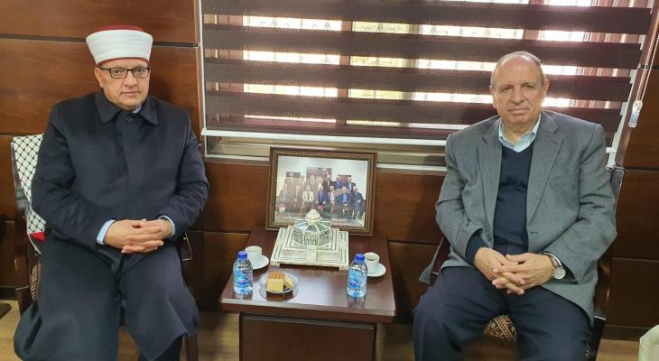 وزير الأوقاف حاتم البكري ومسؤول دائرة القدس بمنظمة التحرير عدنان الحسيني.