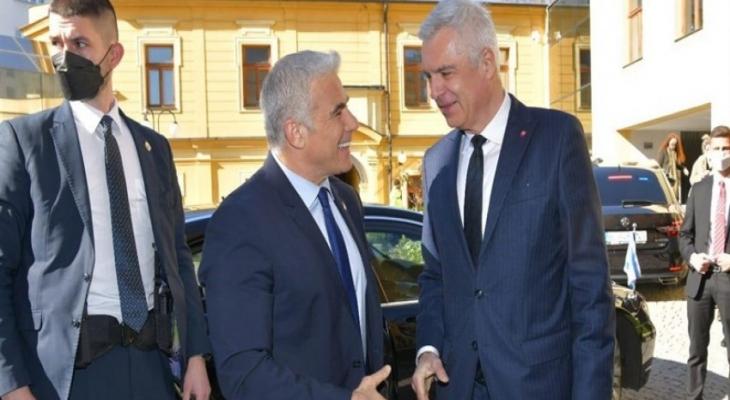 يائير لابيد (يسار)  رفقة وزير الخارجية السلوفاكي إيفان كوروك.jpeg