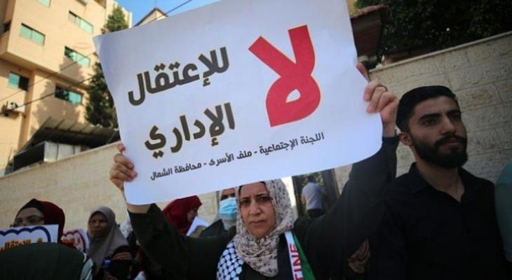 سيدة فلسطينية تتضامن مع الأسرى في سجون الاحتلال.jpg