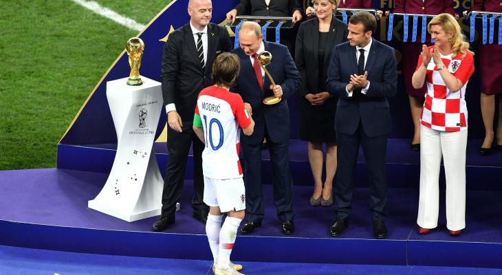Luka_Modrić_receives_the_golden_ball_prize_at_the_hands_of_Russian_President_Vladimir_Putin.jpg