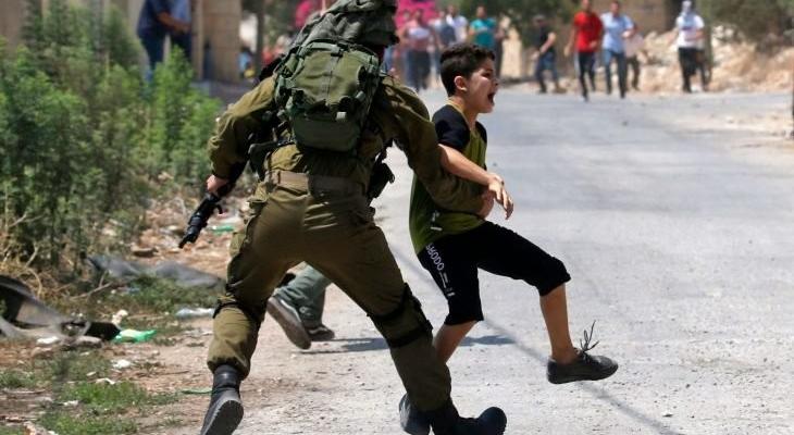 اعتقال طفل فلسطيني من قبل جندي إسرائيلي.jpg