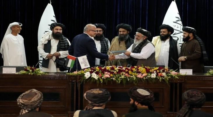 توقيع الاتفاقية بين ممثل عن طالبان وممثل عن الشركة الإماراتية.jpg
