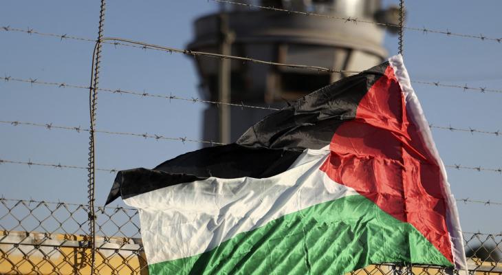علم فلسطين قرب سجن عوفر.jpg