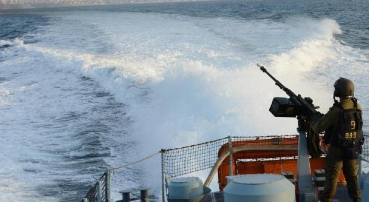 بحرية الاحتلال تستهدف الصيادين.jpg