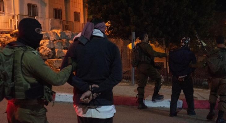 خلال اعتقال قوات الاحتلال لعدد من الفلسطينيين بالضفة الغربية.jpg