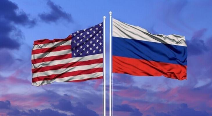 علما روسيا (يمين) والولايات المتحدة (يسار).jpg