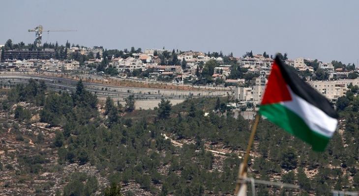علم فلسطين أمام مستوطنة تابعة للاحتلال.jpg