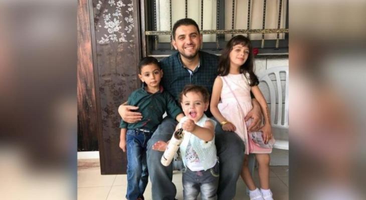 الصحفي محمد نمر عصيدة رفقة أطفاله.jpg