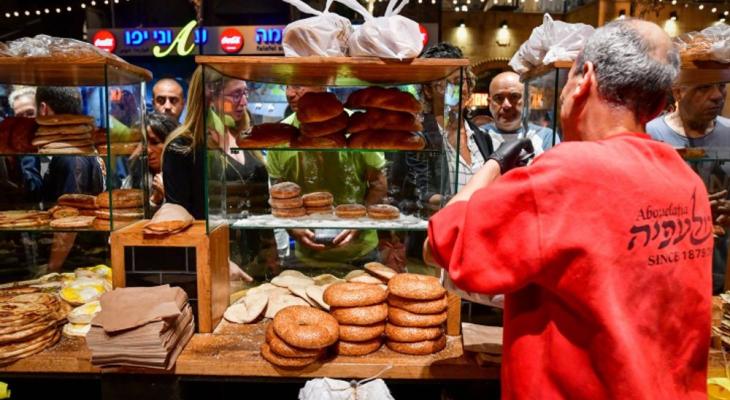 صورة لتاجر يبيع الخبز والكعك.jpg