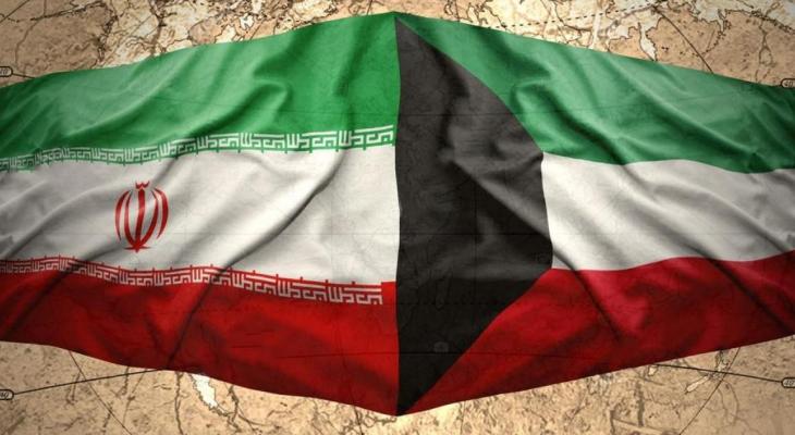 علما الكويت (يمين) وإيران (يسار).jpg