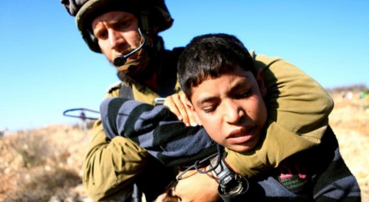 صورة أرشيفية لاعتداء جندي إسرائيلي على طفل فلسطيني.jfif