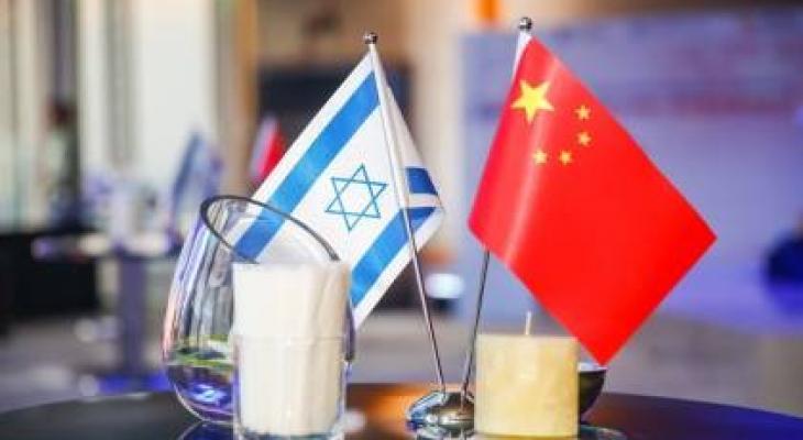 علما الصين (يمين) وإسرائيل (يسار).jfif