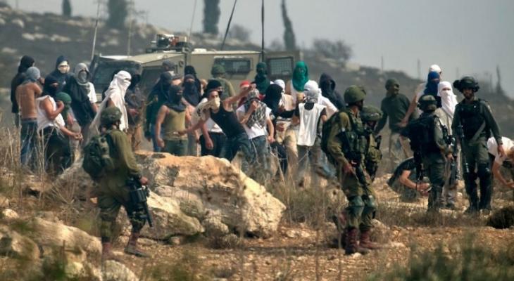 مستوطنون بحماية قوات الاحتلال يعتدون على ممتلكات فلسطينية.jpg