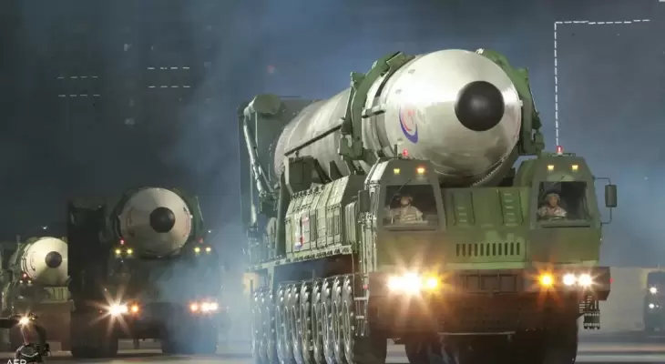 أحد الصواريخ البالستية خلال عرض عسكري في كوريا الشمالية.webp
