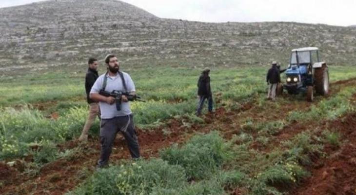 مستوطنون يعتدون على مزارع فلسطيني