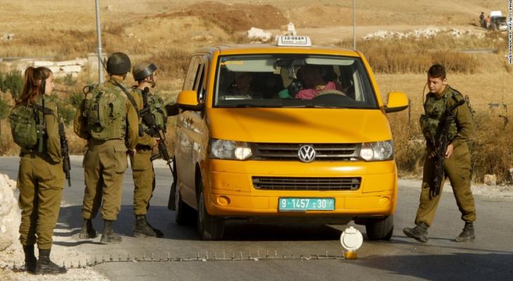 حاجز عسكري للاحتلال وتفتيش مركبة فلسطينية.jpg