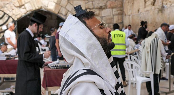 متطرف يهودي يؤدي شعائر تلمودية في القدس