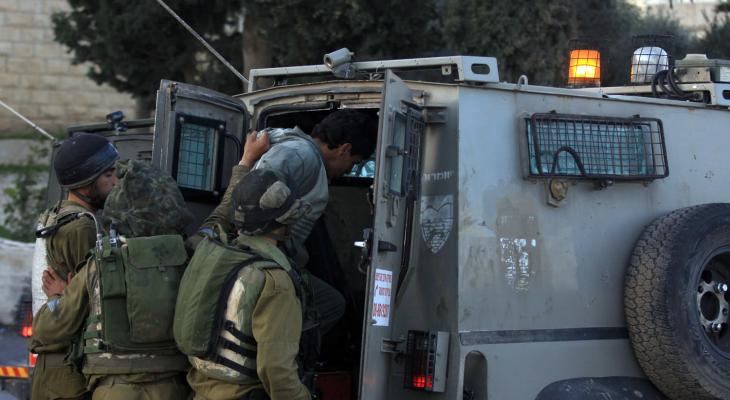 جنود الاحتلال تعتقل شاباً.jpg