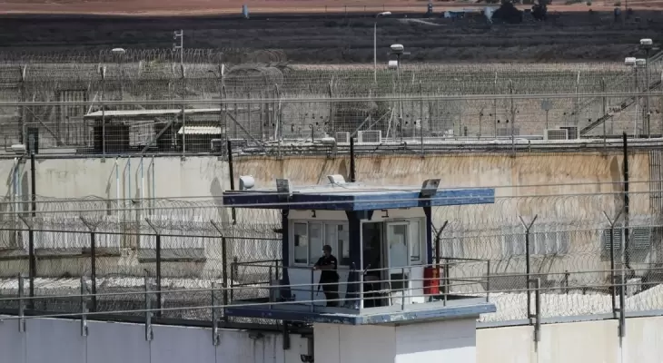 برج مراقبة لجيش الاحتلال على سجن عوفر.webp