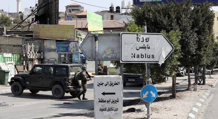 مركبة عسكرية إسرائيلية تغلق مدخل نابلس في دير شرف.jpg