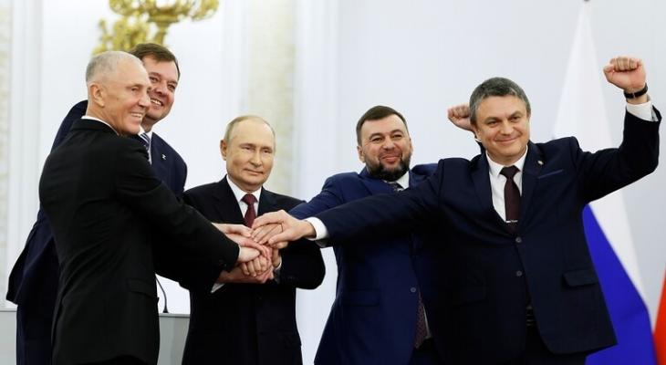 الرئيس الروسي فلاديمير بوتين رفقة حكام الجمهوريات التي انضمت لروسيا.jpg