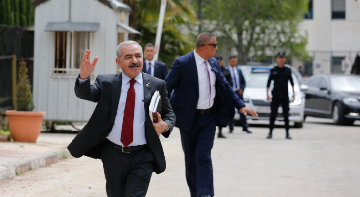 رئيس الوزراء محمد اشتية خلال توجهه لمقر الحكومة في رام الله مشيًا على الأقدام.png