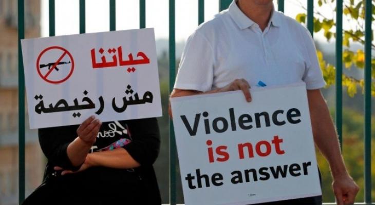 خلال وقفة ضد استمرار جرائم القتل بالداخل المحتل.jpg