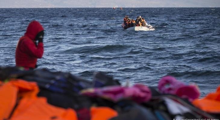 قارب هجرة غير شرعي قرب شواطئ اليونان.jpeg