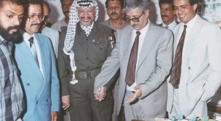 عبد العزيز المقالح (الثاني من اليمين) رفقة الرئيس الفلسطيني الراحل ياسر عرفات.webp