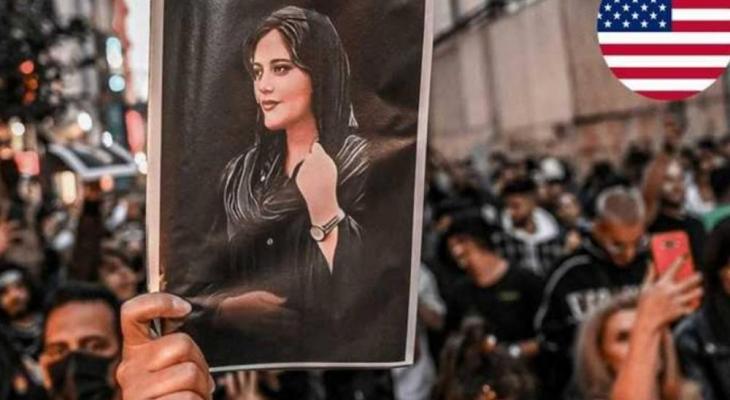 رفع صورة مهسا أميني التي فقدت حياتها في سجن إيراني خلال تظاهرات في واشنطن.jpg