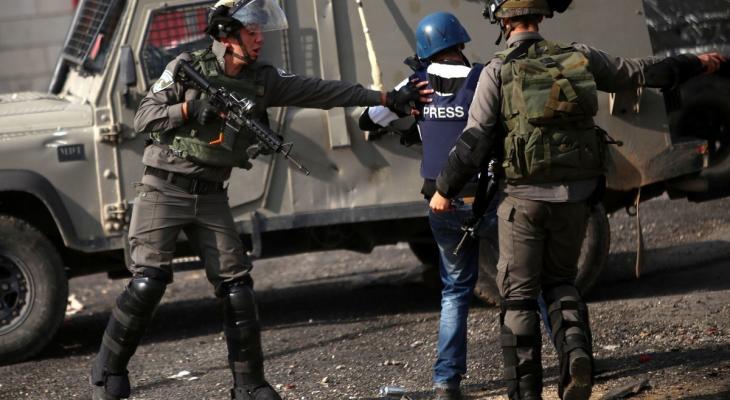 خلال اعتداء قوات الاحتلال على صحفي فلسطيني ومنعه من التغطية.jpeg