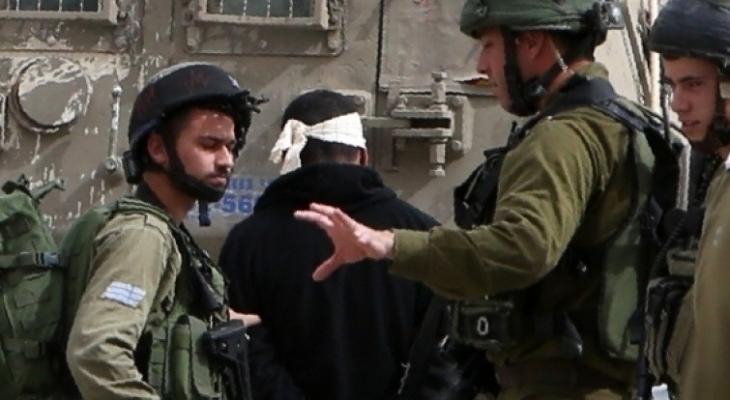 صورة أرشيفية لاعتقال شاب فلسطيني من الضفة الغربية.jpg