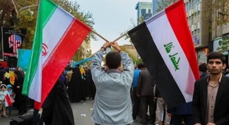 إيراني يرفع علمي العراق وإيران.jpg