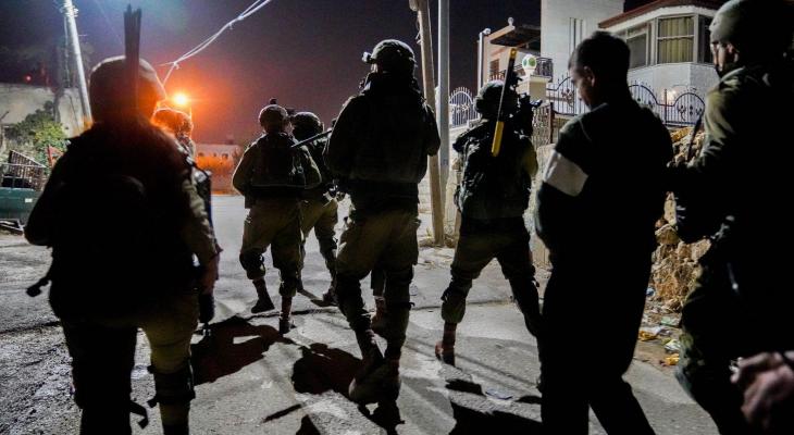 الاحتلال يعتقل فلسطينيا خلال ساعات الليل