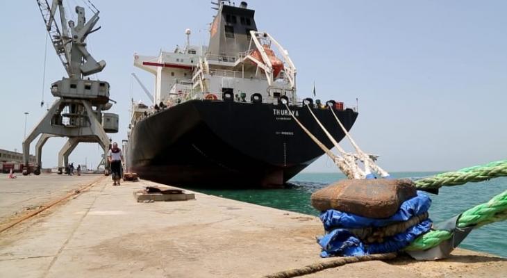 سفينة ترسو بميناء يمني