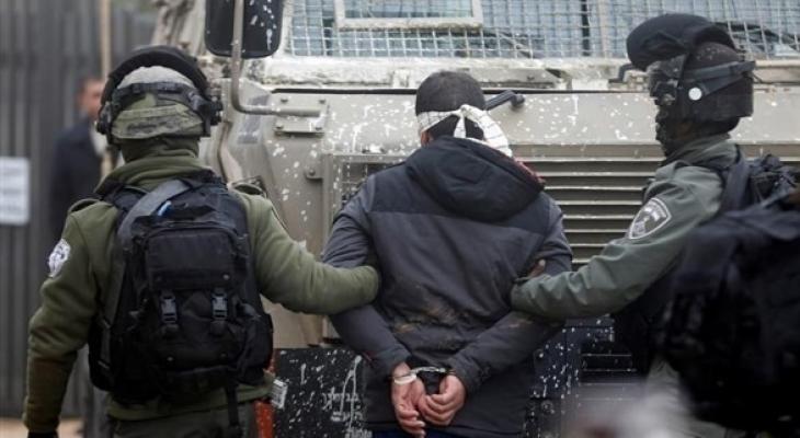 اعتقال شاب فلسطيني ونقله بمركبة عسكرية.jpg