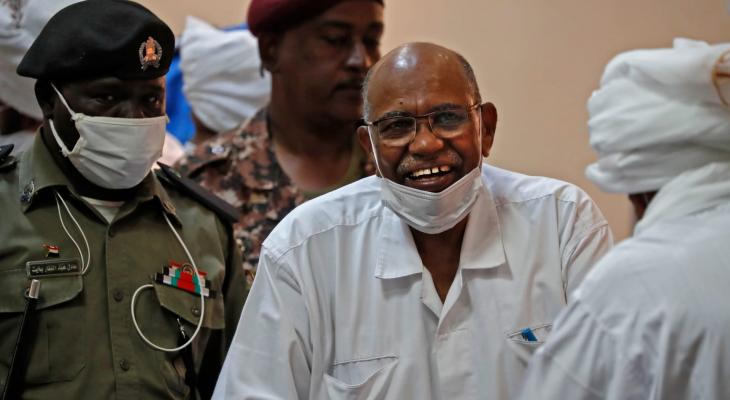 الرئيس السوداني المخلوع عمر البشير خلال محاكمته.jpg