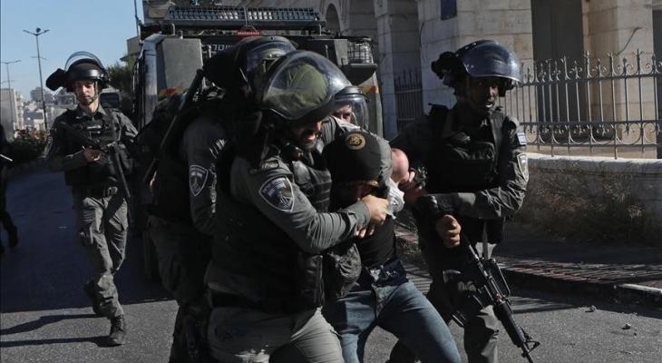 اعتقال شاب فلسطيني والاعتداء عليه