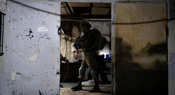 جنود الاحتلال يقتحمون منزلًا بالضفة