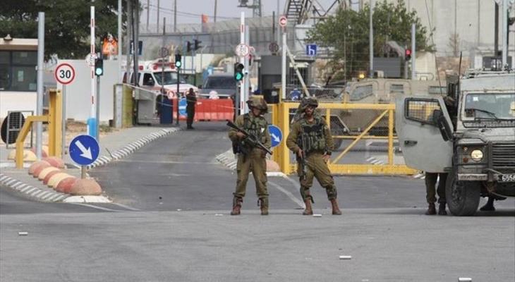 جنود الاحتلال يغلقون أحد الحواجز العسكرية بالضفة.jpg