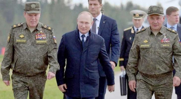 الرئيس الروسي فلاديمير بوتين رفقة قادة روس عسكريين.jpeg