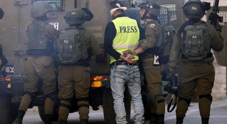 جنود الاحتلال يعتقلون صحفيا فلسطينيا.jpeg