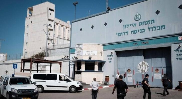 من أمام سجن إسرائيلي.jpg