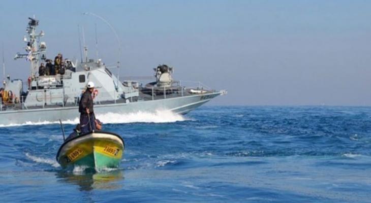 زوارق الاحتلال تستهدف الصيادين