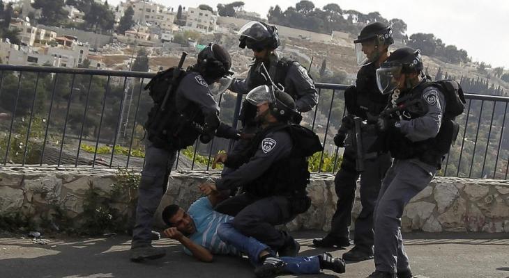 اعتداء جنود الاحتلال على شاب فلسطيني خلال اعتقاله.jpg