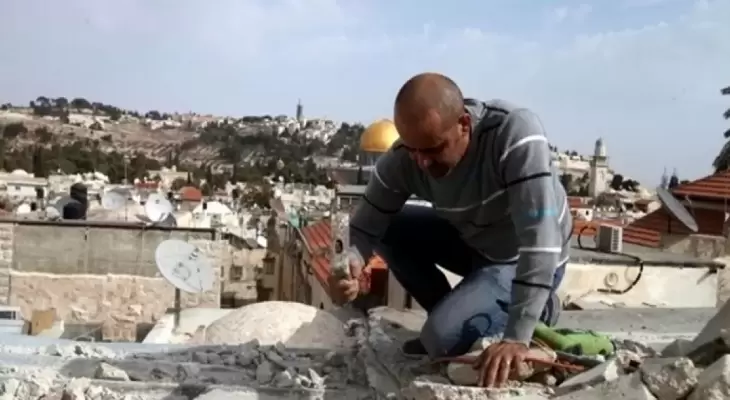 مواطن يهدم منزله في القدس.webp